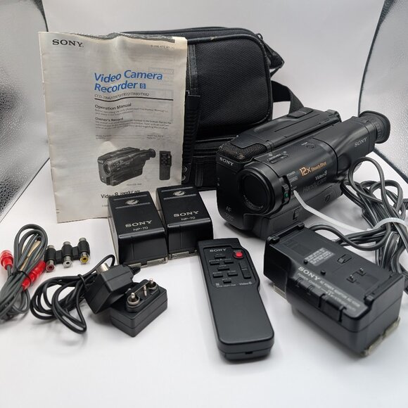 Vintage Sony Handycam Video 8 CCD-TR82 Camcorder w/ Accessories - TESTED - Picture 1 of 6